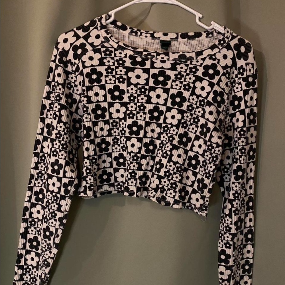Black & White Floral Grid Long-Sleeve Crop Top